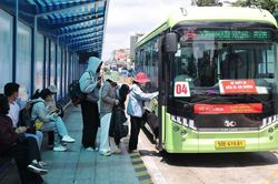 Tăng chuyến metro, xe buýt phục vụ lễ truy điệu hài cốt liệt sĩ
