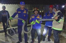 Bắt sống rắn hổ mang chúa khổng lồ dài 2,5 mét bò vào nhà dân