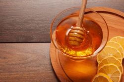 Mẹo phân biệt mật ong thật và giả chỉ nhờ một tờ khăn giấy