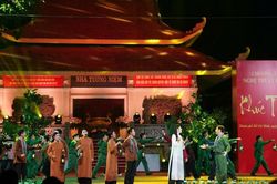 Lắng đọng chương trình nghệ thuật 'Khúc tri ân' tại Công viên Lê Thị Riêng