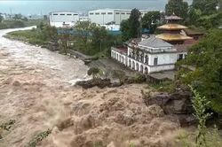 Lũ quét ở Nepal cuốn trôi hơn 200 ngôi nhà, hơn 100 du khách mắc kẹt