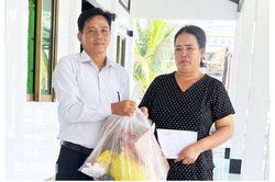 Tân Thạnh hỗ trợ gia đình bị cháy nhà