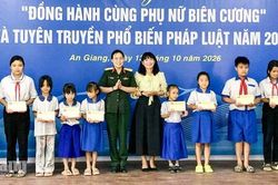 Trao nhà, học bổng và quà cho phụ nữ, học sinh khó khăn ở Phú Hữu