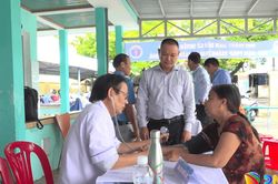 Lãnh đạo xã Thăng Điền thăm đội ngũ y tế đang khám sức khỏe cho người dân
