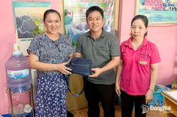Nhân viên tạp vụ cây xăng trả lại tài sản trị giá hơn 100 triệu đồng cho khách bỏ quên