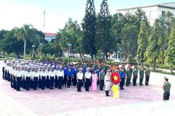 Hơn 200 đoàn viên, thanh niên dâng hoa, dâng hương tưởng niệm Chủ tịch Hồ Chí Minh tại phường Cam Ranh