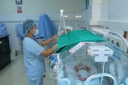 Lào Cai: Cứu sống trẻ sinh non 27 tuần, nặng 700 gram