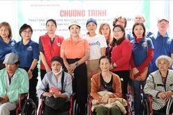 Tặng 100 xe lăn cho người khuyết tật có hoàn cảnh khó khăn tỉnh Lâm Đồng