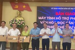 Đạ Tẻh 2 trang bị máy tính cho 11 thôn, thúc đẩy văn hóa đọc