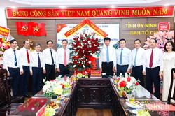 Các đồng chí Thường trực Tỉnh ủy chúc mừng ngày truyền thống các cơ quan tham mưu, giúp việc Tỉnh ủy