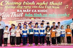 Kiến Thiết ra mắt ca khúc về quê hương, tặng quà học sinh khó khăn