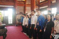 Đoàn đại biểu thanh niên Trung Quốc tưởng niệm các Anh hùng liệt sĩ tại Thái Nguyên