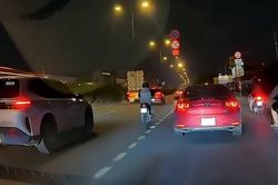 Xe máy lao vào dải phân cách ngã ra đường bị ô tô chèn qua