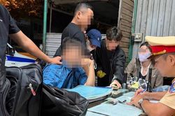 CSGT Đắk Lắk phát hiện người nghi trộm tài sản trên xe khách
