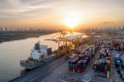 Ngân hàng UOB nâng dự báo tăng trưởng GDP, lưu ý rủi ro tăng lãi suất điều hành lớn dần