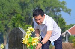 Phó Thủ tướng Nguyễn Văn Thắng dâng hương tưởng niệm Chủ tịch Hồ Chí Minh tại Điện Biên