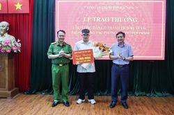 Khen thưởng học sinh lớp 12 dũng cảm, đương đầu với cẩu tặc