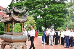 Đoàn công tác Kiểm toán nhà nước dâng hương tại khu di tích đền thờ Tây Sơn tam kiệt