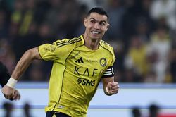 Ronaldo tiếp tục ghi bàn giữa ồn ào