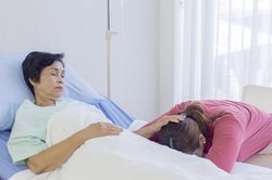 Người nhà bệnh nhân ung thư kiệt sức vì vừa chăm bệnh vừa kiếm tiền