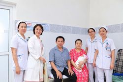 Kỳ tích y khoa: Hai bé gái sinh đôi chào đời từ 2 tử cung khác nhau