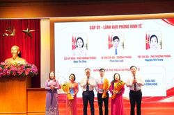 Xã Gia Lâm công bố quyết định tổ chức lại 5 phòng chuyên môn