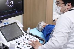 Phù tay chân, người đàn ông 72 tuổi phát hiện suy tim và suy thận: 3 dấu hiệu không nên bỏ qua