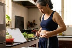 Sau tuổi 50, vì sao bụng chảy xệ dù không tăng cân?