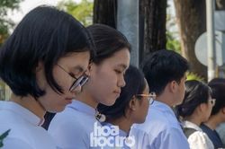 Học sinh TP.HCM cầm hoa cúc trắng đưa tiễn 731 anh hùng liệt sĩ về nơi an nghỉ