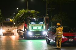 Phạt nghiêm xe tải 'độ, chế' đèn và còi hơi