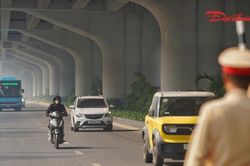 Đi xe máy vào làn ô tô, nhiều tài xế bị CSGT xử phạt