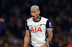 Richarlison ghi bàn trong ngày tái xuất