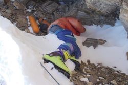 Đoạn video lần đầu công bố bí ẩn thi thể 'đôi giày xanh' trên Everest