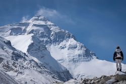 Công bố danh tính nhà leo núi mang biệt danh 'đôi giày xanh' trên đỉnh Everest