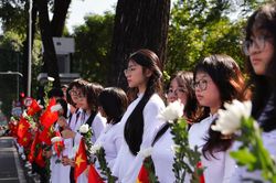 Học sinh TP.HCM cầm cúc trắng tiễn đưa 731 liệt sĩ về nơi an nghỉ