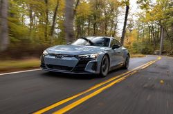 Xe điện Audi sẽ ồn ào, rung và có mùi?