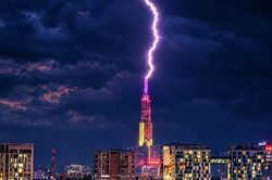 Chờ 6 năm 'săn' ảnh tia sét đánh trúng đỉnh Landmark 81