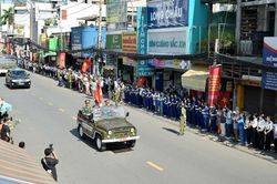 Xúc động hình ảnh đông đảo người dân Thành phố Hồ Chí Minh tiễn đưa các liệt sĩ về nơi an nghỉ cuối cùng