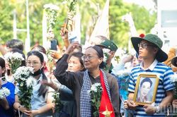 [Ảnh] Người dân Thành phố Hồ Chí Minh xúc động tiễn đưa các liệt sĩ về nơi an nghỉ