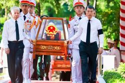 [Ảnh] Tiễn đưa hài cốt liệt sĩ tại Công viên Lê Thị Riêng về nơi an nghỉ cuối cùng