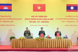[Ảnh] Cuộc gặp giữa ba Bộ trưởng Quốc phòng Việt Nam-Lào-Campuchia