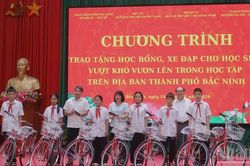 Trao quà và học bổng cho trẻ em khó khăn ở Bắc Ninh