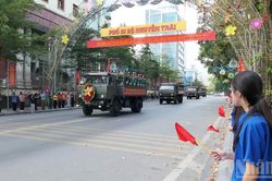 Đón các liệt sĩ về cùng đồng đội