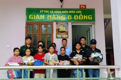 Những người 'bố biên phòng' ở ký túc xá vùng biên