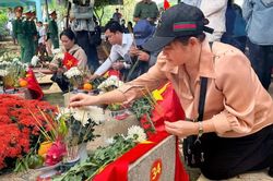 Đông đảo người dân đến nghĩa trang viếng các anh hùng liệt sĩ