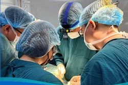 Ngã cầu thang, người đàn ông 60 tuổi gãy sụn giáp, hẹp nặng đường thở