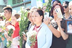 Nước mắt tri ân, hoa trắng đón các anh trở về với đất mẹ