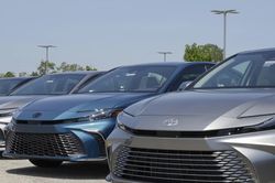 Muốn mua xe hybrid vì giá xăng tăng? Người dùng cần lưu ý gì