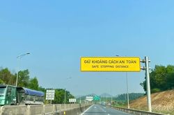 Khẩn trương lắp đặt biển báo xác định khoảng cách an toàn trên cao tốc