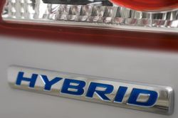Sự khác biệt giữa dầu động cơ hybrid và dầu thường là gì?